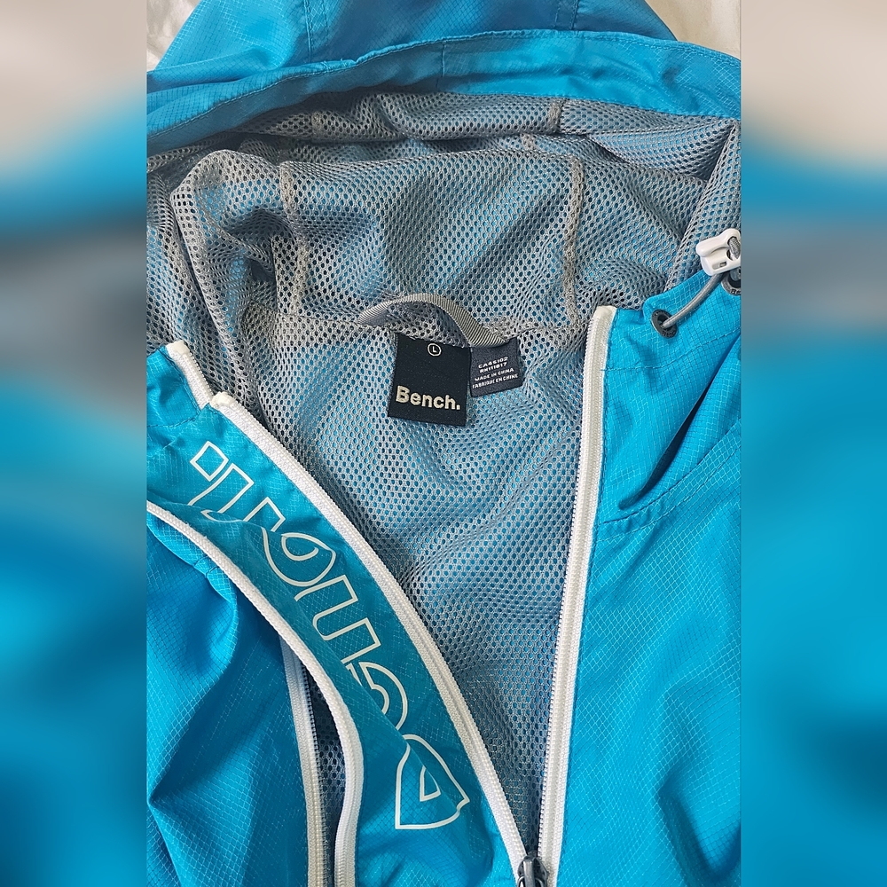 Bench Windbreaker - Picture 2 of 3